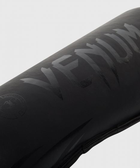 Venum Challenger 站式护腿 - 哑光黑